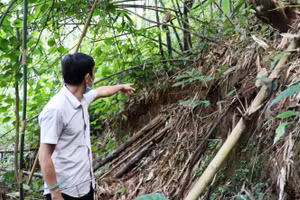 Người dân chỉ vết sạt trượt ở núi Tà Hẻm, xã Trung Thành, huyện Quan Hóa (Thanh Hóa).