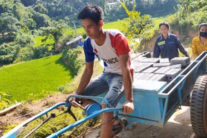 Phụ huynh vận chuyển vật liệu đến xây dựng bếp ăn bán trú cho các cháu Trường Mầm non Tam Lư (Quan Sơn, Thanh Hóa).