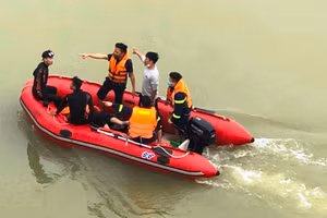 Lực lượng Cảnh sát PCCC và CNCH Công an tỉnh Thanh Hóa tìm kiếm người nhảy cầu ở sông Chu.