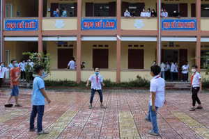  Học sinh Trường THCS Nhữ Bá Sỹ (Hoằng Hóa, Thanh Hóa) vui chơi thể thao trong giờ giải lao.