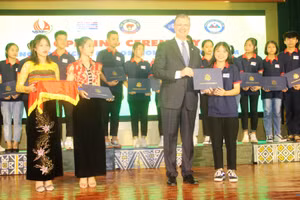 Đại sứ Hoa Kỳ tại Việt Nam trao 50 suất học bổng khóa học tiếng Anh cho học sinh trường THPT Dân tộc Nội trú Thanh Hóa, tháng 6/2020.