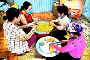 Đặc sản bánh nhãn Hồi Xuân (Quan Hóa, Thanh Hóa) được làm thủ công từ bàn tay của những người phụ nữ.