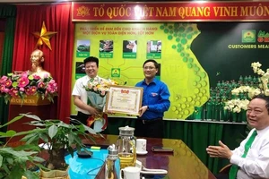 Anh Hoàng Văn Thanh - Phó Bí thư Tỉnh đoàn Thanh Hóa trao tặng Bằng khen cho tài xế Lê Huy Sinh.