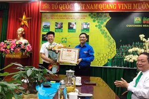 Anh Hoàng Văn Thanh - Phó Bí thư Tỉnh đoàn Thanh Hóa trao tặng Bằng khen cho tài xế Lê Huy Sinh.