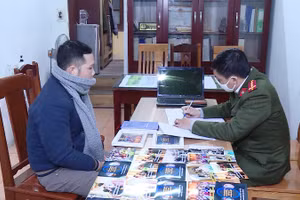 Lực lượng công an làm việc với Đỗ Viết Trường. Ảnh: Công an Thanh Hóa cung cấp.