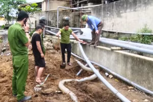 Lực lượng chức năng huyện Quan Hóa phát hiện đường ống xả thải trực tiếp ra sông Mã của HTX chế biến lâm sản Hà Long ở Bản Chăm, xã Phú Nghiêm.