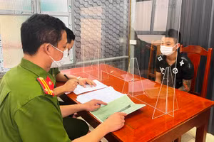 Nguyễn Tùng Dương đang khai báo tại cơ quan Công an. Ảnh: Công an Thanh Hóa cung cấp.