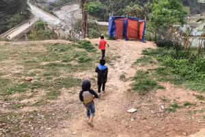 Nhà vệ sinh thiếu chuẩn tại điểm trường Xộp Huối (Trường Tiểu học Na Mèo, huyện Quan Sơn, tỉnh Thanh Hóa).