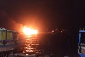 Hai chiếc tàu cá của ngư dân xã Ngư Lộc (Hậu Lộc, Thanh Hóa) bốc cháy lúc rạng sáng.