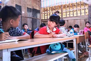 Học sinh lớp 4, Trường Tiểu học Tam Thanh (Quan Sơn, Thanh Hóa) trong giờ học.