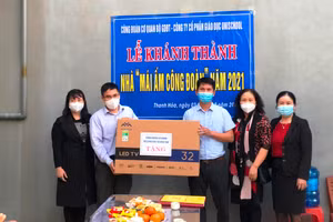 Công đoàn cơ quan Bộ GD&ĐT trao quà cho gia đình thầy giáo Lê Thế Mạnh, ở huyện Đông Sơn (Thanh Hóa).