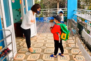 Cô, trò Trường Mầm non Đông Thọ B (TP Thanh Hóa) chào nhau khi vào lớp.