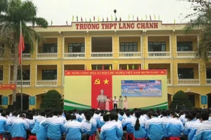 Trường THPT Lang Chánh (Thanh Hóa) tổ chức lễ phát động phòng chống tệ nạn xã hội, bạo lực học đường. Ảnh: Tư liệu nhà trường.