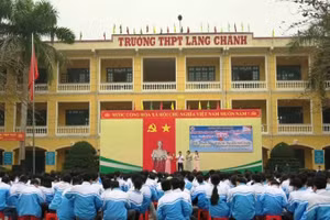 Trường THPT Lang Chánh (Thanh Hóa) tổ chức lễ phát động phòng chống tệ nạn xã hội, bạo lực học đường. Ảnh: Tư liệu nhà trường.