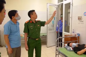 Đại tá Lê Như Lập - Phó Giám đốc Công an tỉnh thăm, động viên Trung tá Trần Thị Hiếu tại Bệnh viên đa khoa huyện Như Xuân.