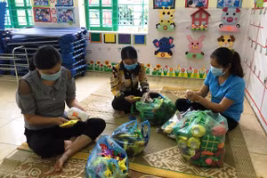 Giáo viên trường Mầm non Phú Sơn (Quan Hóa, Thanh Hóa) vệ sinh đồ chơi của trẻ, để đón năm học mới. 