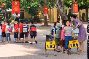 Giáo viên Trường Tiểu học Minh Khai I (TP Thanh Hóa) đón học sinh tựu trường ngày 23/8.