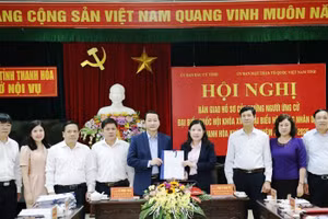 Ông Đỗ Minh Tuấn - Chủ tịch UBND tỉnh, Chủ tịch Ủy ban Bầu cử Thanh Hóa bàn giao hồ sơ những người ứng cử ĐBQH khóa XV, đại biểu HĐND tỉnh khóa XVIII, nhiệm kỳ 2021-2026 cho Thường trực Ủy ban MTTQ tỉnh.