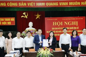 Ông Đỗ Minh Tuấn - Chủ tịch UBND tỉnh, Chủ tịch Ủy ban Bầu cử Thanh Hóa bàn giao hồ sơ những người ứng cử ĐBQH khóa XV, đại biểu HĐND tỉnh khóa XVIII, nhiệm kỳ 2021-2026 cho Thường trực Ủy ban MTTQ tỉnh.