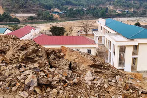 Trường PTDTBT - THCS Trung Thành, huyện Quan Hóa (Thanh Hóa) đang bị đe dọa bởi tình trạng sạt lở mái ta luy dương từ trên ngọn đồi phía sau.