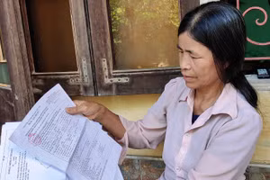 Bà Chu Thị Lệ, vợ ông Trần Bá Kiến (thương binh hạng 1/4) hơn 10 năm đi xin cấp "sổ đỏ".