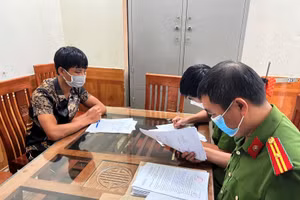 Bùi Văn Khánh tại cơ quan công an. Ảnh: Công an cung cấp.