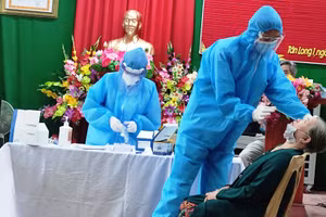 Nhân viên Y tế lấy mẫu xét nghiệm cho người dân.