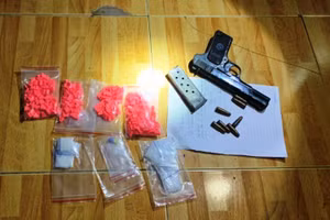 Súng, đạn và ma túy do công an thu giữ của 2 nghi phạm. Ảnh: Công an Thanh Hóa cung cấp.