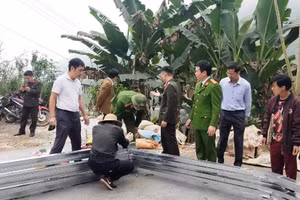 Lãnh đạo Công an tỉnh Thanh Hóa trực tiếp chỉ đạo công tác xây dựng nhà cho người nghèo ở huyện Mường Lát. Ảnh: Công an Thanh Hóa cung cấp.