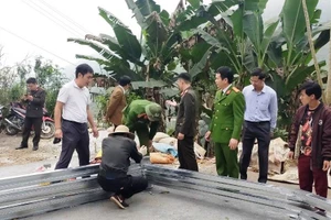 Lãnh đạo Công an tỉnh Thanh Hóa trực tiếp chỉ đạo công tác xây dựng nhà cho người nghèo ở huyện Mường Lát. Ảnh: Công an Thanh Hóa cung cấp.