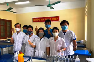 Nhóm giáo viên bộ môn Hóa, Trường THPT Mai Anh Tuấn (Nga Sơn, Thanh Hóa) pha chế thành công nước sát khuẩn tay khô, để phòng, chống dịch Covid-19. Ảnh: NVCC.