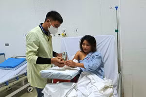 Nữ bệnh nhân đã được nối liền cánh tay phải.