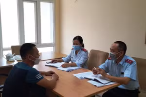 Thanh tra Sở TT&TT Thanh Hóa làm việc với người tung tin bịa đặt trên mạng xã hội facebook. Ảnh: Sở TT&TT cung cấp.