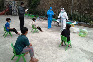 Lực lượng Y tế lấy mẫu xét nghiệm cho học sinh học sinh Trường PTDTBT-THCS Trung Lý (Mường Lát, Thanh Hóa).