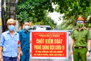 Lực lượng chức năng lập chốt kiểm soát phòng, chống dịch Covid-19 ở TP Thanh Hóa.