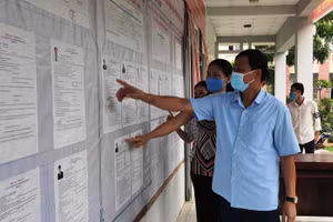 Ông Hà Xuân Khanh - Trưởng Ban Tổ chức Huyện ủy - Phó Chủ Ủy Ban bầu cử huyện Quan Sơn kiểm tra công tác chuẩn bị bầu cử tại xã Trung Tiến (Quan Sơn).