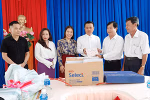  Đại diện hai đơn vị tiếp nhận, trao 7.000 cuốn tập do các nhà hảo tâm tại TPHCM tặng.