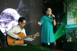 NSƯT Thành Lộc và Guitar Lê Huy tham gia chương trình.