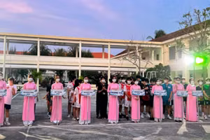 Đại diện các đội tuyền dự lễ khai mạc giải bóng chuyền sinh viên Phân hiệu Khánh Hòa lần thứ 2.