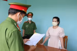 Công an tỉnh Bình Phước đọc quyết định khởi tố bị can, lệnh bắt bị can Trần Thị Ngọc.