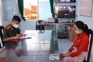 Đối tượng Lương Thị Nhung (phải) tại cơ quan công an.