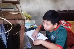 Học sinh Trường phổ thông dân tộc nội trú THCS Bù Đốp, huyện biên giới Bù Đốp (giáp Vương quốc Campuchia) học trực tuyến với laptop tại nhà. 