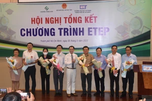 GS.TS Huỳnh Văn Sơn - Hiệu trưởng Trường ĐH Sư phạm TPHCM tặng hoa cảm ơn sự phối hợp của Ban quản lý ETEP trung ương và các Sở GD&ĐT.