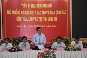 Thứ trưởng Bộ GD&ĐT Nguyễn Hữu Độ phát biểu tại buổi làm việc.