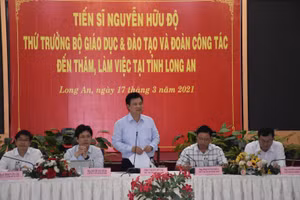 Thứ trưởng Bộ GD&ĐT Nguyễn Hữu Độ phát biểu tại buổi làm việc.