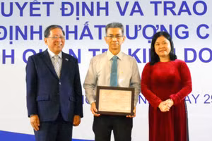 PGS. TS Lê Ngọc Quỳnh Lam (bìa phải) – Giám đốc CEA VNU-HCM trao giấy chứng nhận kiểm định chất lượng cho đại diện lãnh đạo khoa QTKD cùng Hiệu trưởng STU