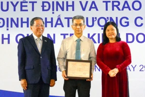 PGS. TS Lê Ngọc Quỳnh Lam (bìa phải) – Giám đốc CEA VNU-HCM trao giấy chứng nhận kiểm định chất lượng cho đại diện lãnh đạo khoa QTKD cùng Hiệu trưởng STU