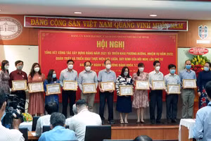 Đảng ủy Khối ĐH-CĐ TPHCM tuyên dương tập thể, cá nhân hoàn thành xuất sắc nhiệm vụ 5 năm liền. (Ảnh: Hồng Quang)