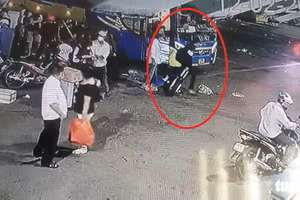 Camera ở bến xe ghi cảnh Nghĩa xuống xe khách lúc 4h38 ngày 12/2 và kéo vali đi về hướng cổng 5 rồi "mất tích".