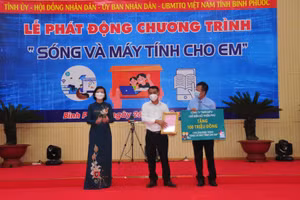 Đại diện Công ty TNHH một thành viên chế biến gỗ Thiên Phú (giữa) trao tặng 100 triệu đồng tại lễ phát động.